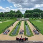 Weite Sicht in den Barockgarten Großsedlitz im Vordergrund der Chor beim Auftritt