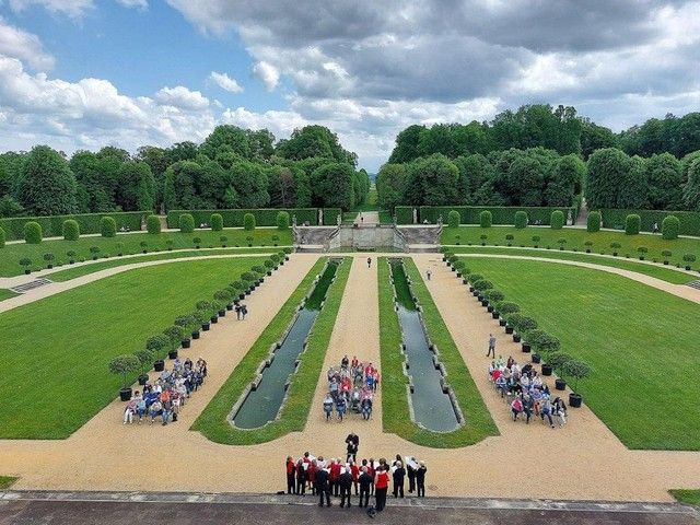 Weite Sicht in den Barockgarten Großsedlitz im Vordergrund der Chor beim Auftritt