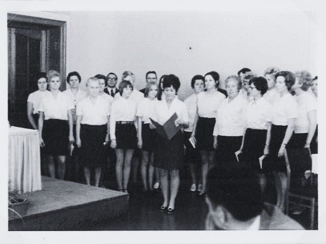 Altes schwarz-weiß-Foto des Eisler Chores von 1972
