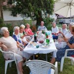 In der Sommerpause treffen wir uns zum gemeinsamen Singen auf den Gartenpartys