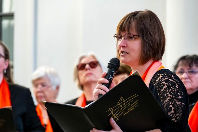 Bild von einer Ansage während eines Chorauftrittes