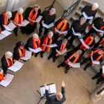 Adventssingen im Landhaus, der Chor steht in Chorkleidung im Foyer des Landhaus (Stadtmuseum Dresden) und singt