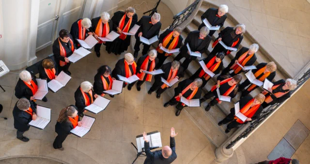 Adventssingen im Landhaus, der Chor steht in Chorkleidung im Foyer des Landhaus (Stadtmuseum Dresden) und singt