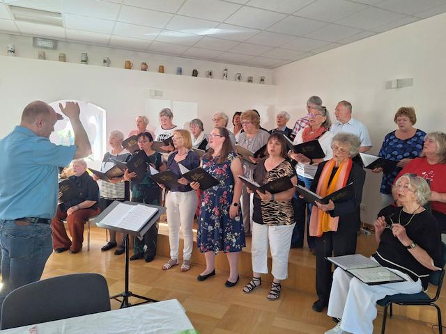 Gemeinsames Singen macht uns Freude - Auftritt in sommerlich bunter Kleidung