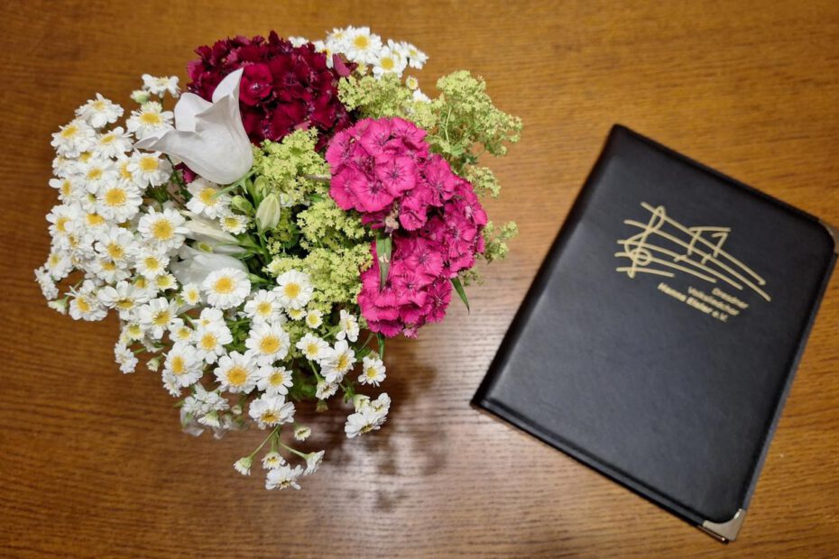 Ein Geburtstagsständchen mit Folgen Blumenstrauß mit Chormappe